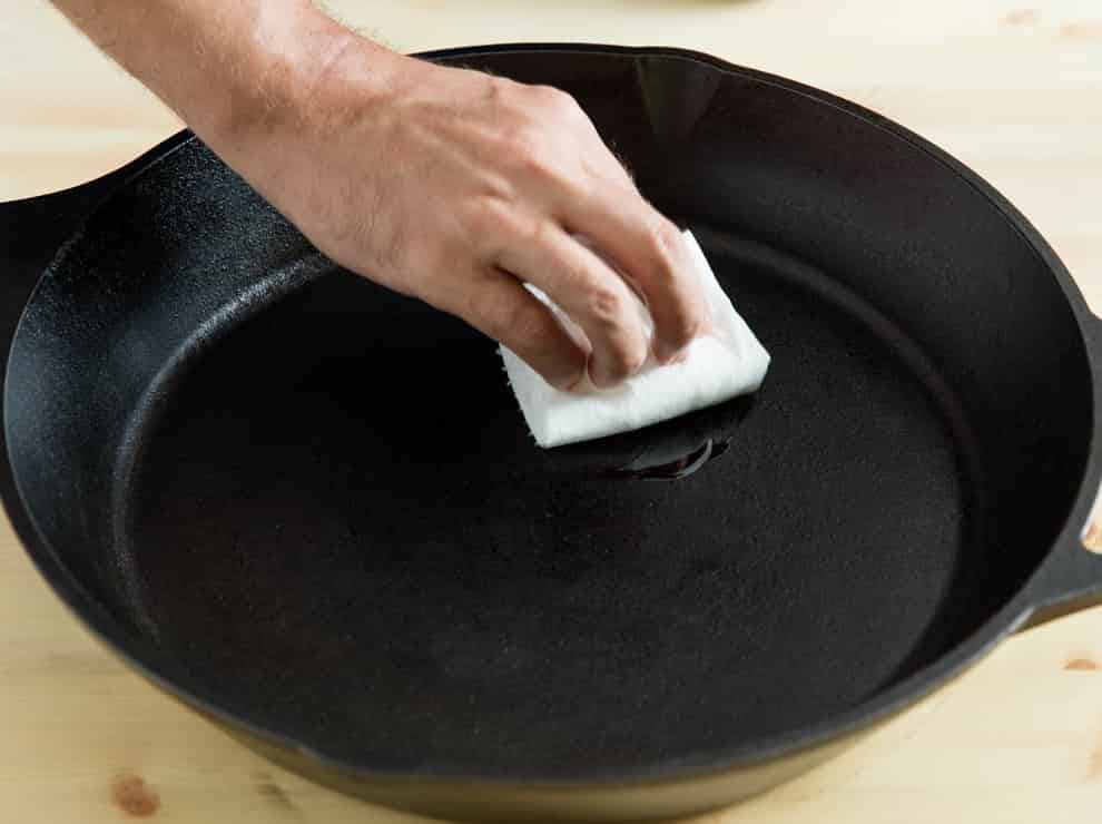 how to add oil to cast iron pan