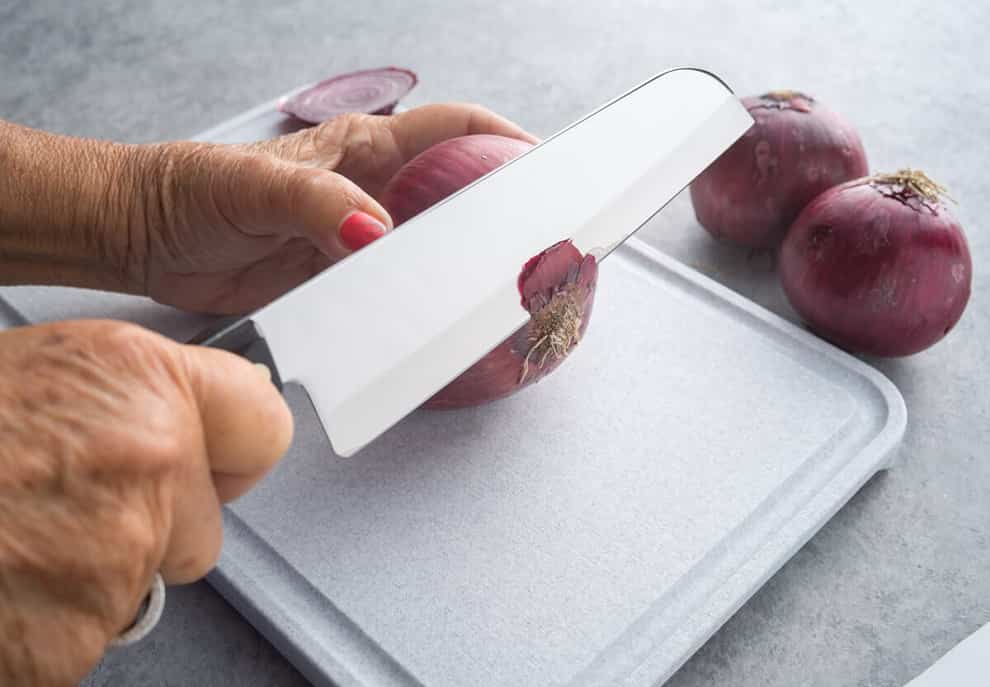 knife test with onion