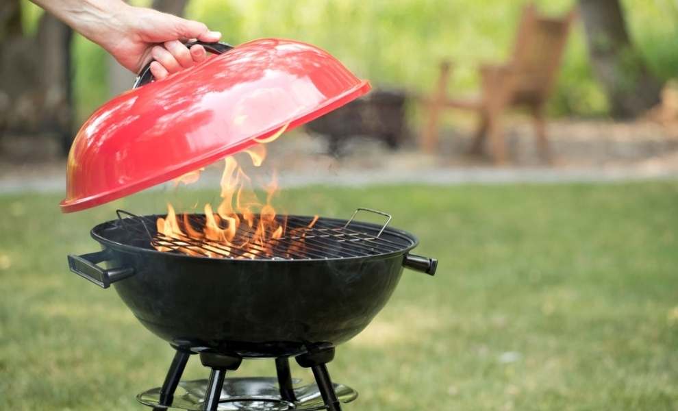 how to keep charcoal grill hot